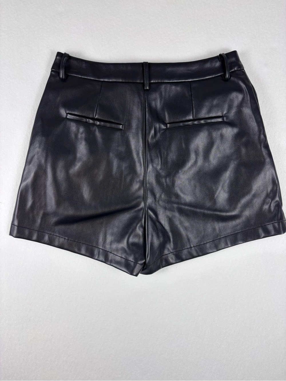 7 For All Mankind NWT Black Faux Leather High-Rise Shorts Women’s M - Picture 4 of 4